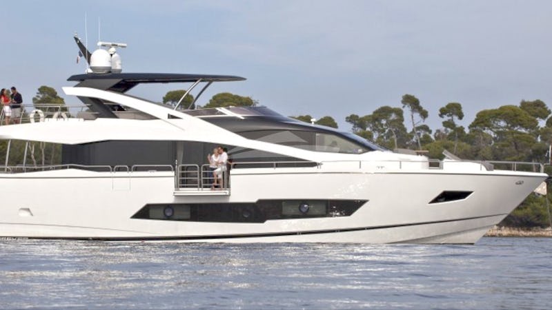 Yacht Charter HERO