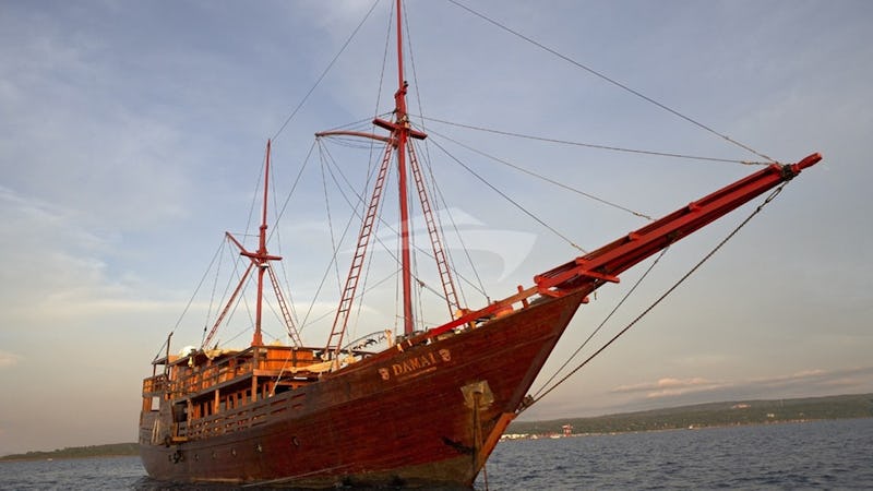 Yacht Charter DAMAI