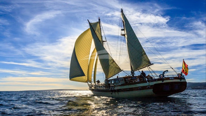 Yacht Charter DIRDAM