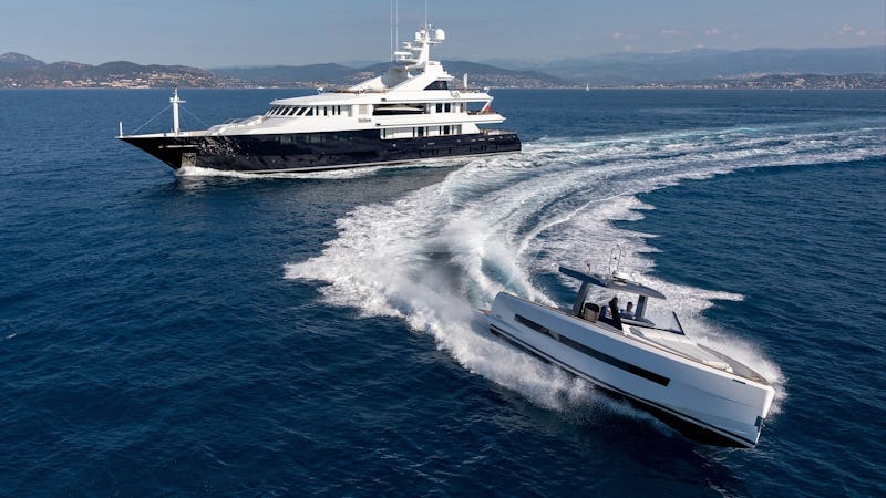 Yacht Charter HELIOS