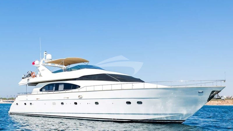 Yacht Charter NISAN