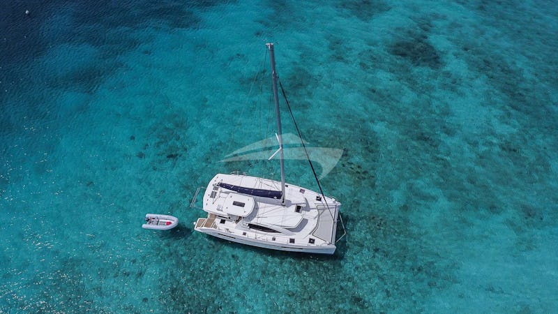 Yacht Charter VICARIOUS