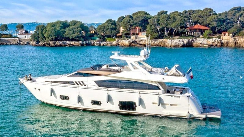 Yacht Charter LADY BEE