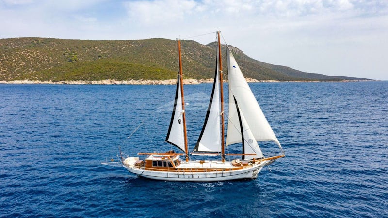 Yacht Charter KAVIRA II