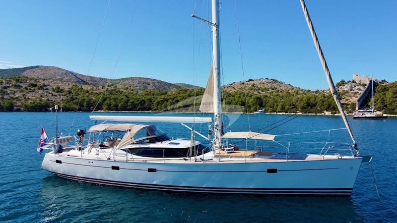 Yacht Charter LUNULATA