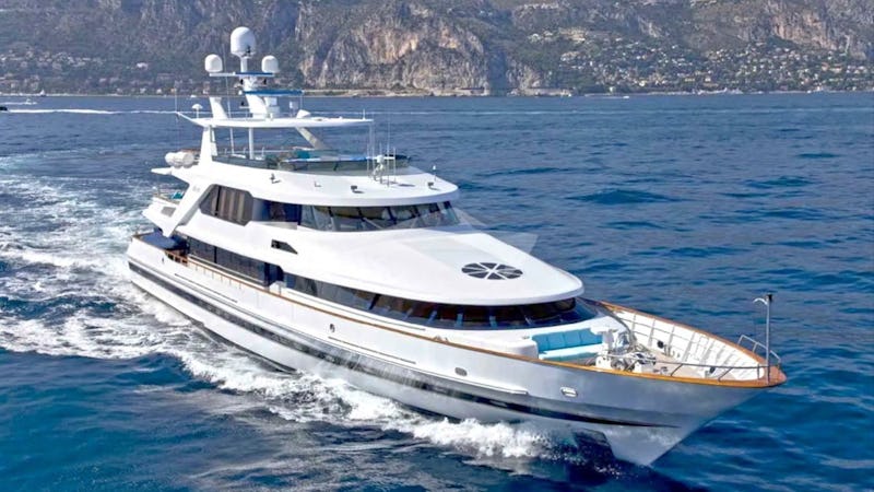 Yacht Charter LUCY III
