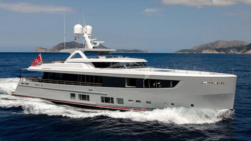 Yacht Charter MANA