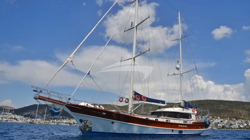 Yacht Charter LOTUS