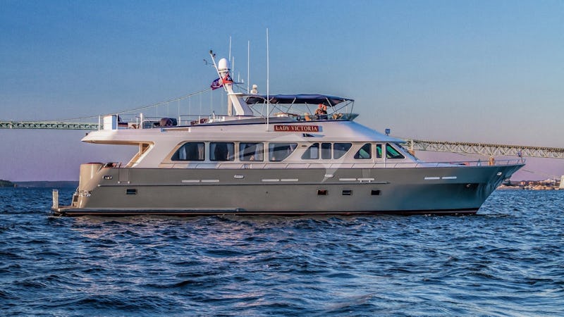 Yacht Charter LADY VICTORY