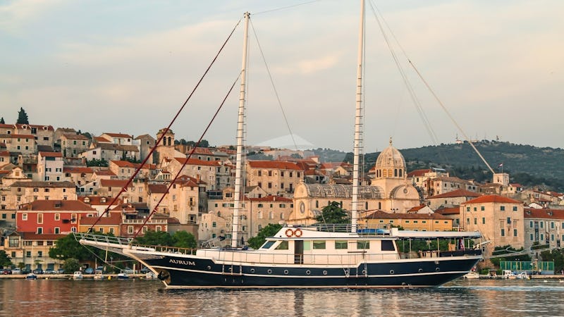 Yacht Charter AURUM
