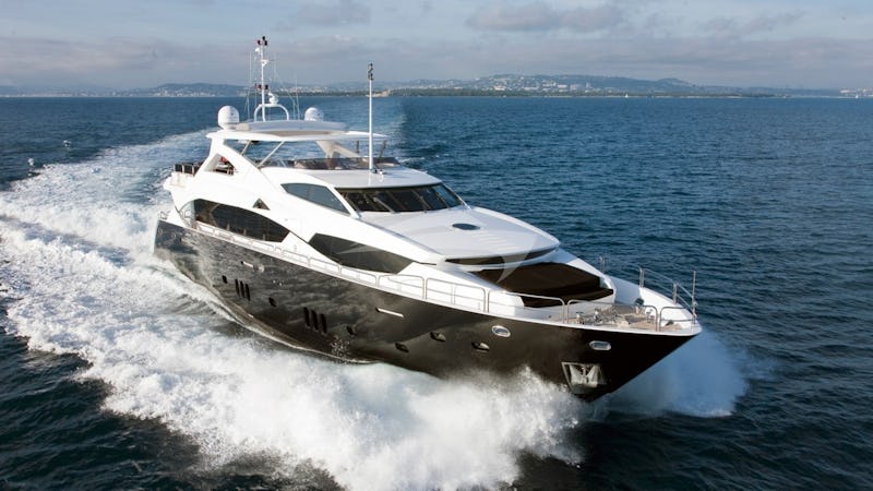 Yacht Charter BLACK AND WHITE