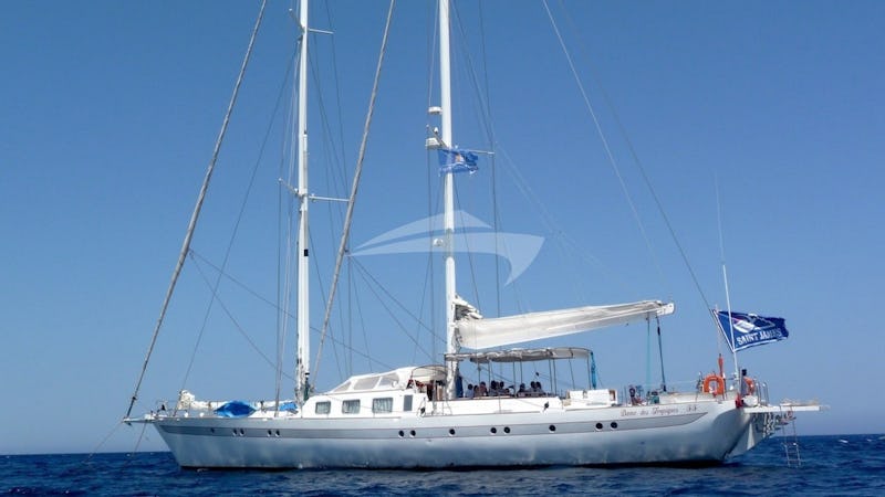 Yacht Charter DAME DES TROPIQUES