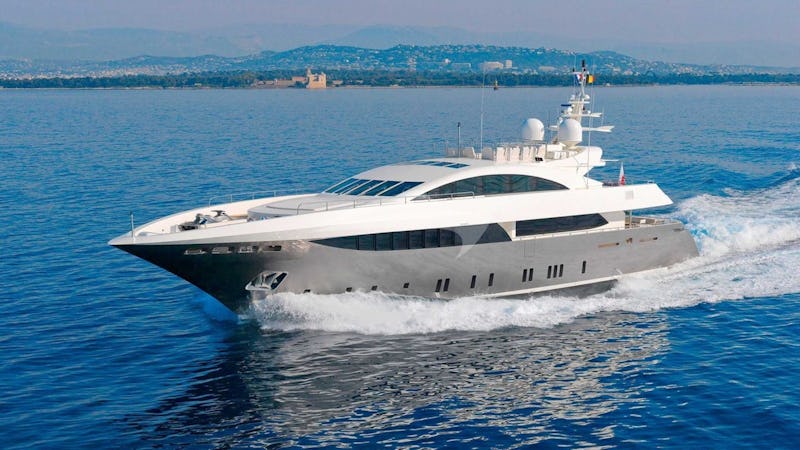 Yacht Charter SIERRA ROMEO