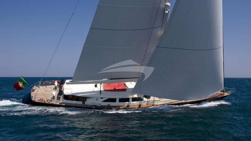 Yacht Charter HERITAGE