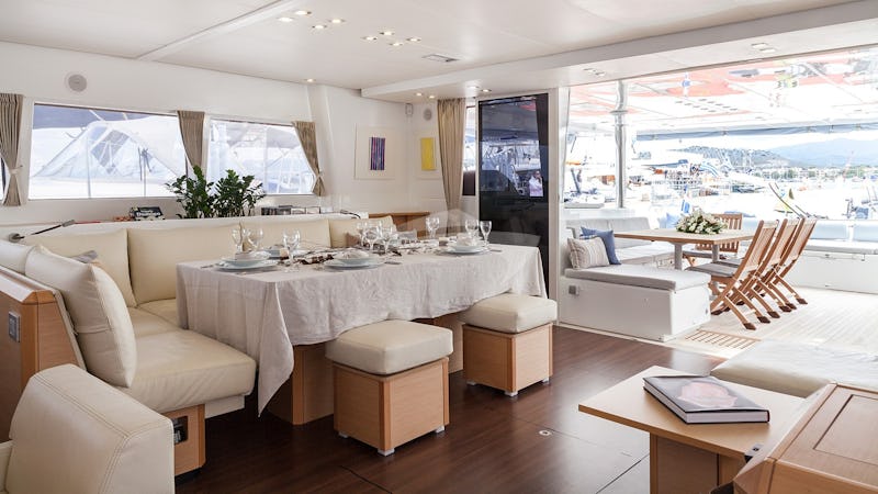 Saloon opens to aft cockpit