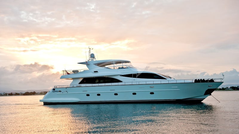Yacht Charter AMORINA