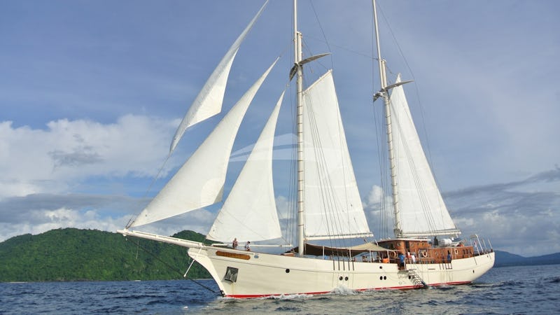 Yacht Charter MUTIARA LAUT