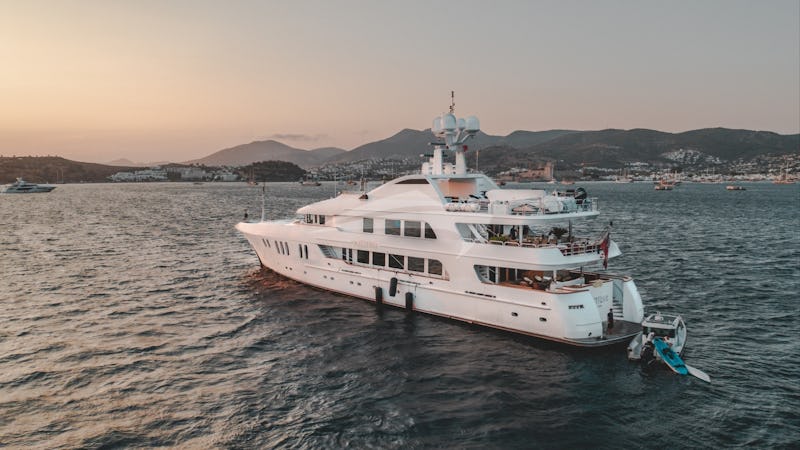 Yacht Charter MUSTIQUE