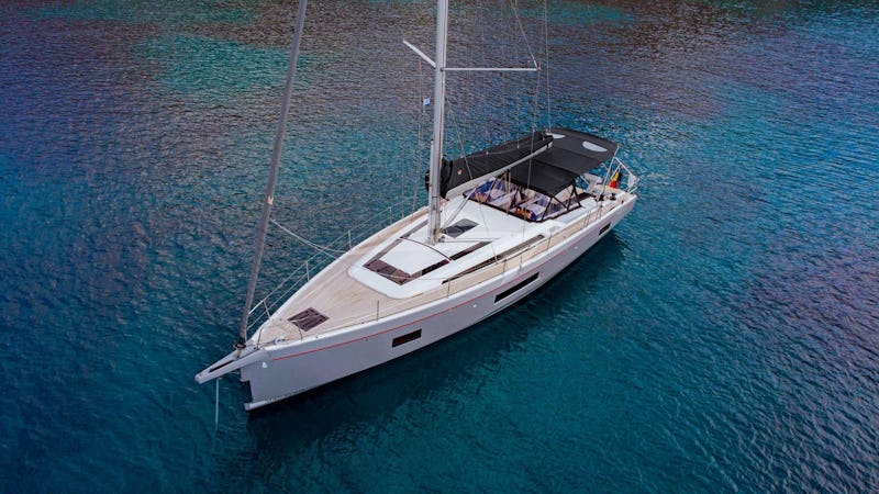 Yacht Charter MIO SHI