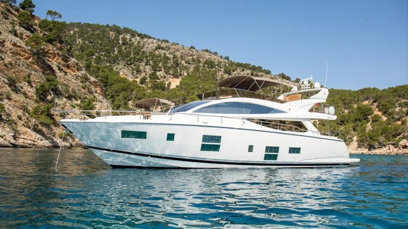 Yacht Charter TOMI