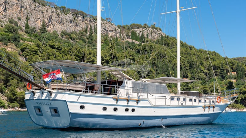 Yacht Charter NAUTILUS
