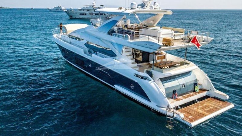 Yacht Charter INVICTUS