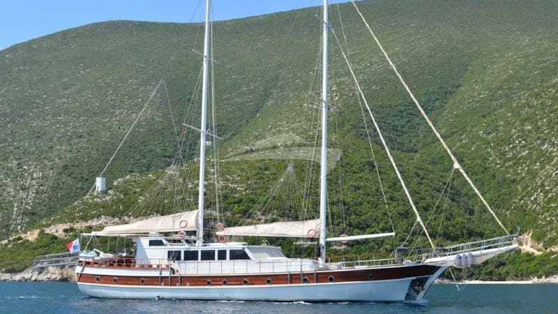 Yacht Charter WHITE SWAN