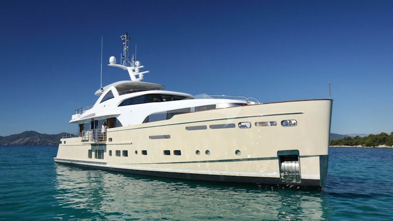 Yacht Charter SOLIS