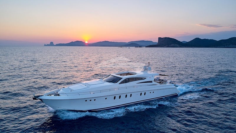 Yacht Charter OCEANS 5