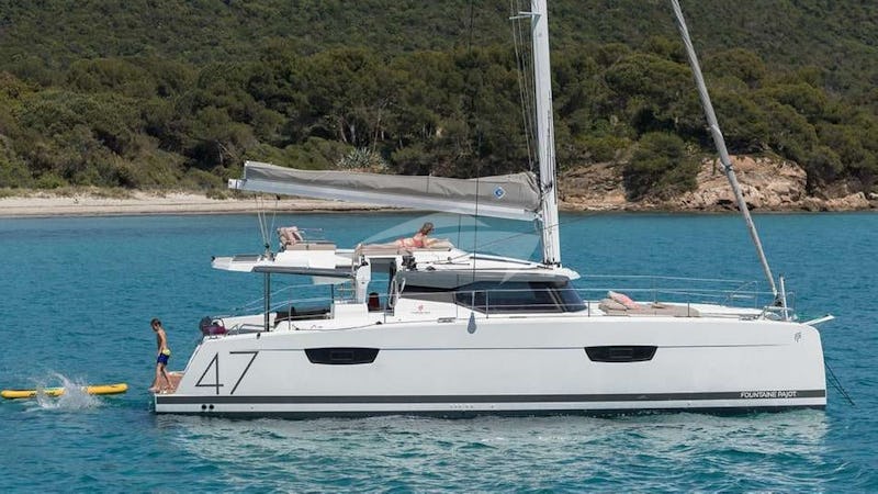 Yacht Charter WHITE CORAL