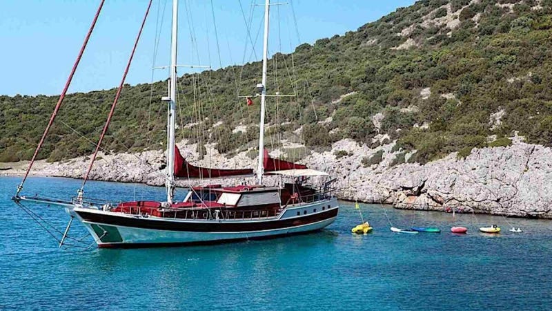 Yacht Charter CLARISSA