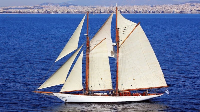 Yacht Charter AELLO