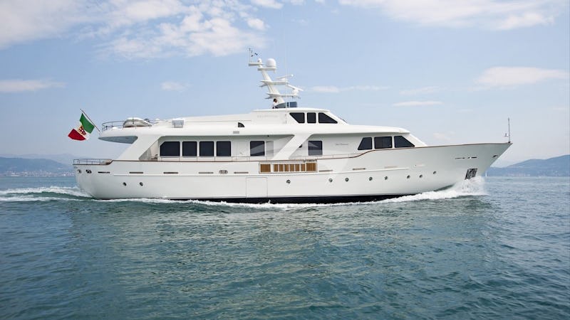 Yacht Charter MRS WHITE