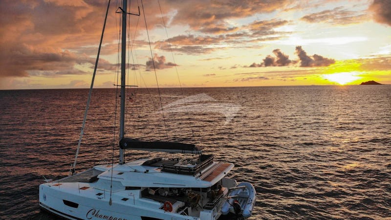 Yacht Charter CHAMPAGNE