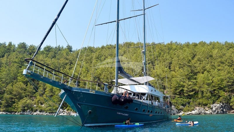 Yacht Charter VIRTUOSO