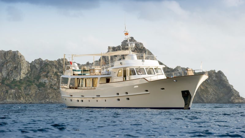 Yacht Charter MONARA