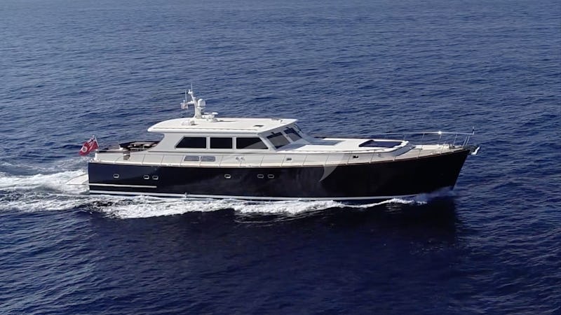 Yacht Charter ESSENCE OF CAYMAN