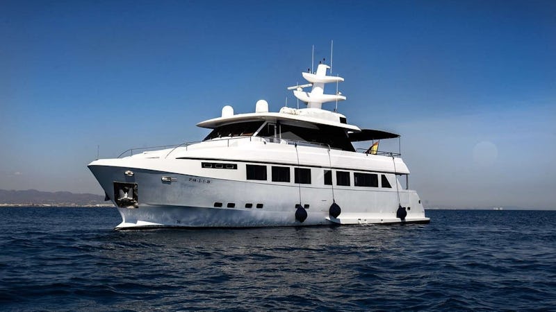 Yacht Charter BORAMAR LUXE