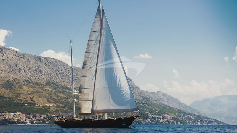 Yacht Charter LAURAN