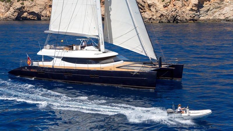 Yacht Charter MASHUA BLUU