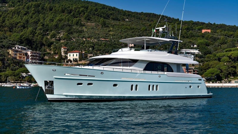 Yacht Charter VELVET GLOVE