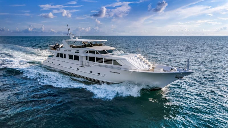 Yacht Charter DESLIZE