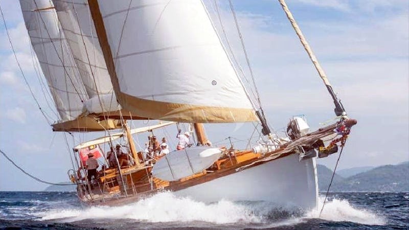 Yacht Charter AVENTURE