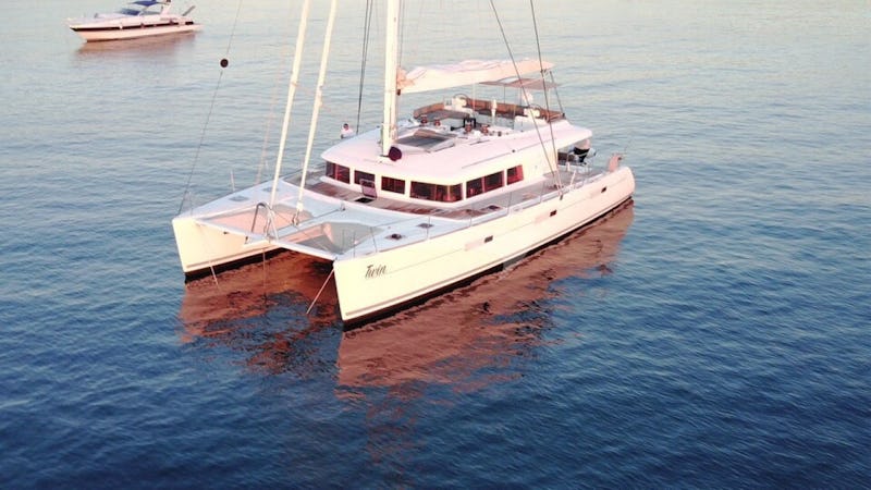 Yacht Charter TWIN