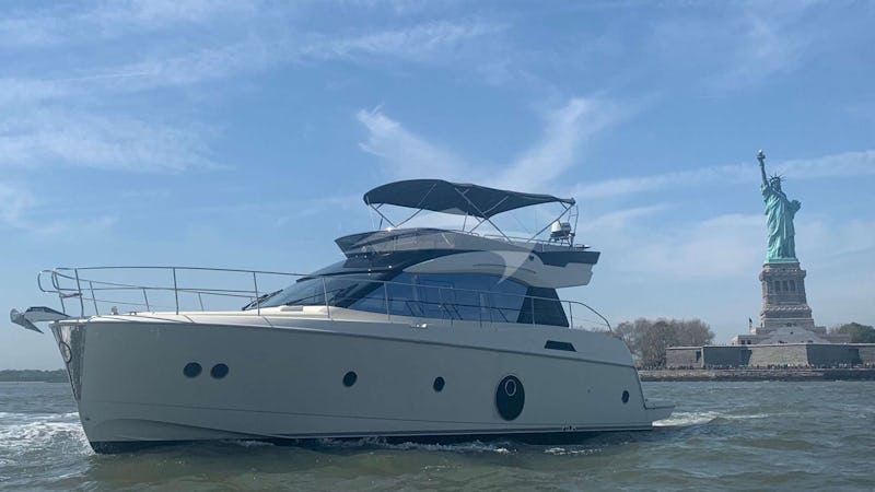 Yacht Charter PILOTS LOUNGE