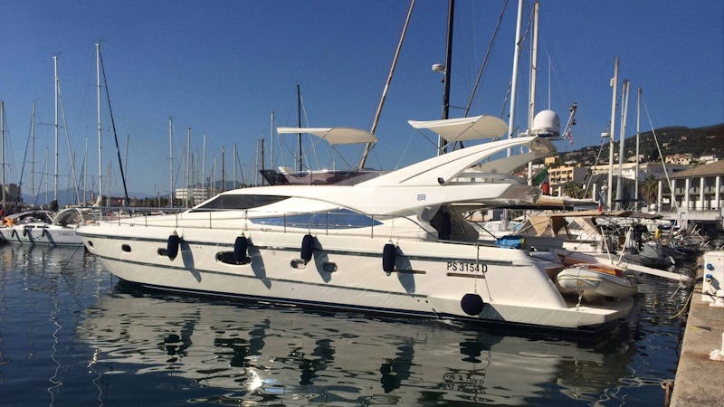 Yacht Charter EL PUMA