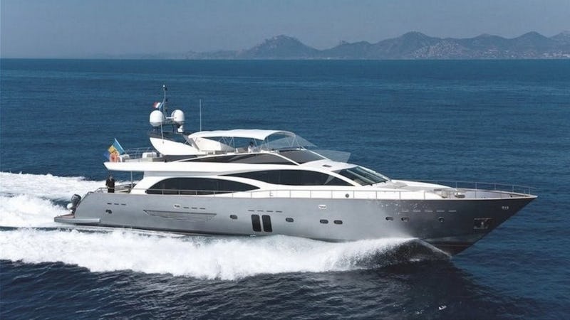 Yacht Charter HUMMINGBIRD