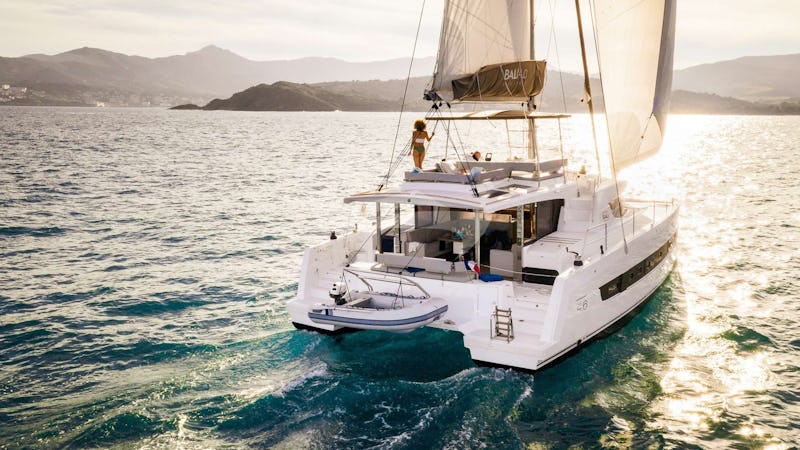 Yacht Charter MODERNA