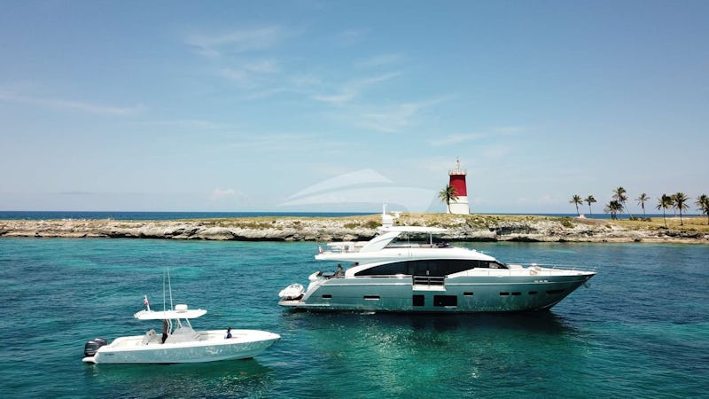 Yacht Charter HOT PURSUIT