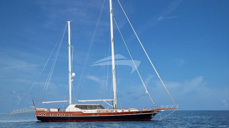 Yacht Charter DRAGONFLY